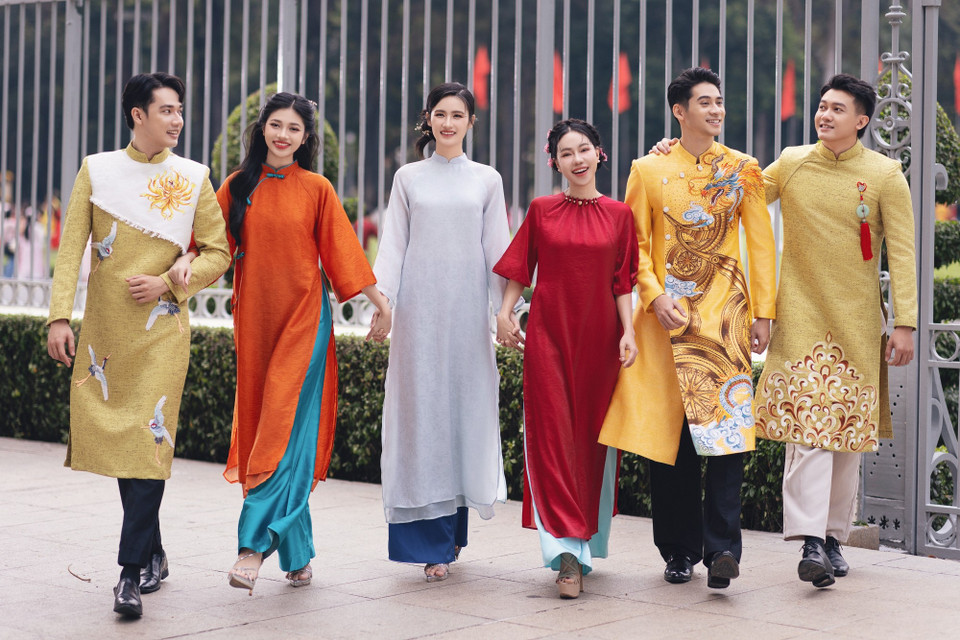 Không váy áo dạ hội cầu kỳ, dàn Hoa hậu, Á hậu gồm Thanh Thủy, Bảo Ngọc, Lương Thùy Linh, Thiên Ân, Ý Nhi, Kiều Duy, Hạnh Nguyên, Minh Kiên, Phương Anh… đã cùng nhau thực hiện bộ ảnh ý nghĩa. (Ảnh: CTV/Vietnam+)