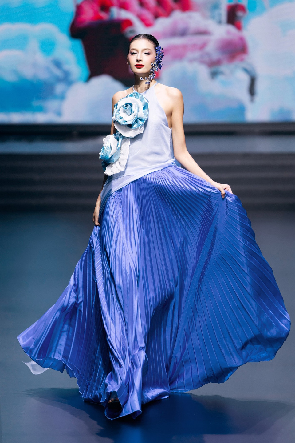 Vì thế, mỗi thiết kế như một lát cắt văn hóa được thể hiện qua lăng kính sáng tạo, vừa tôn vinh vẻ đẹp nguyên bản của áo dài, vừa gợi mở những góc nhìn mới trong cách thể hiện. (Ảnh: CTV/Vietnam+)