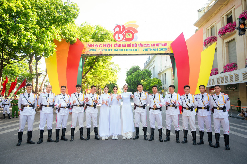 Thế hệ mẫu trẻ còn được giao lưu với các chiến sỹ và người dân trong không khí khẩn trương chuẩn bị cho lễ duyệt binh trọng đại. (Ảnh: CTV/Vietnam+)