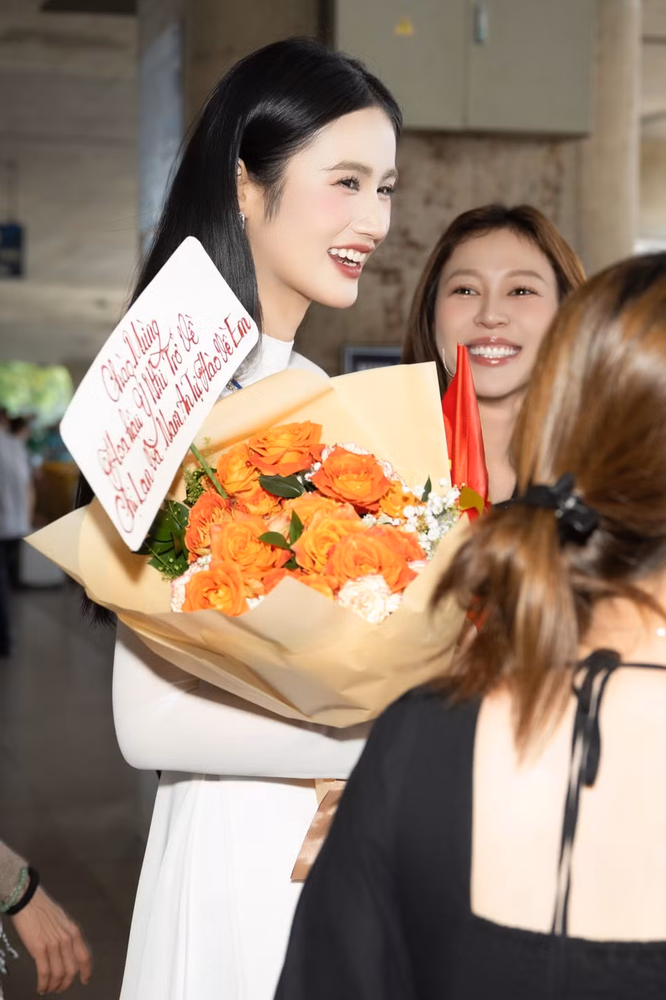 Vẫn mang trên ngực dải sash Miss World Vietnam, Hoa hậu Ý Nhi chia sẻ: “Nhìn lại hành trình vừa qua, Nhi hạnh phúc vì bản thân đã cố gắng hết sức, cũng như thể hiện hết những khả năng mà mình đã nỗ lực trau dồi. Nhi hy vọng rằng với những gì đã đóng góp cho cuộc thi, quý vị khán giả có thể hiểu Ý Nhi hơn ở nhiều khía cạnh khác nhau. Nhi cũng mong dấu mốc top 40 sẽ là hành trang, nguồn động lực để Nhi phấn đấu hoàn thiện, phát triển nhiều hơn trong tương lai.” (Ảnh: CTV/Vietnam+)