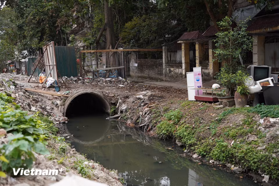 Không chỉ rác thải sinh hoạt mà rác thải rắn, rác thải điện tử cũng ngổn ngang dọc kênh đen ngòm. (Ảnh: Vân Anh/Vietnam+)