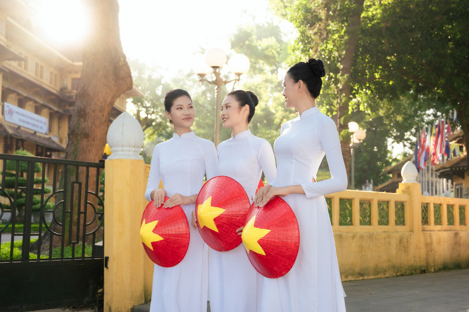 Chính tinh thần thể hiện trách nhiệm xã hội này đã giúp các em khắc họa trọn vẹn hình ảnh một thế hệ người mẫu trẻ bản lĩnh, vừa hội nhập quốc tế vừa gắn bó với cội nguồn văn hóa. (Ảnh: CTV/Vietnam+)