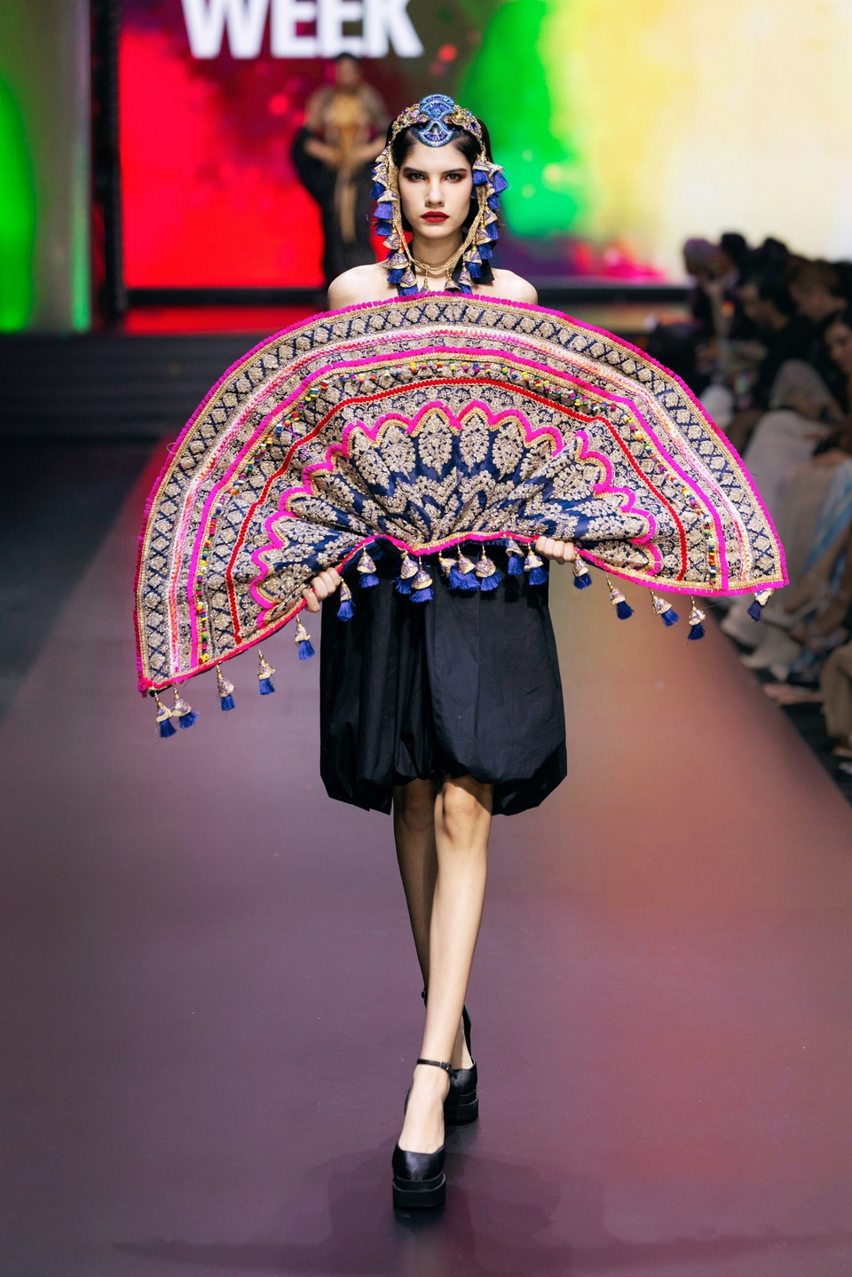 Từ sắc fuchsia rực lửa, vermilion chói lọi cho đến cobalt sâu thẳm như đại dương, tất cả như bừng sáng trong màn trình diễn thị giác huyền ảo. (Ảnh: CTV/Vietnam+)