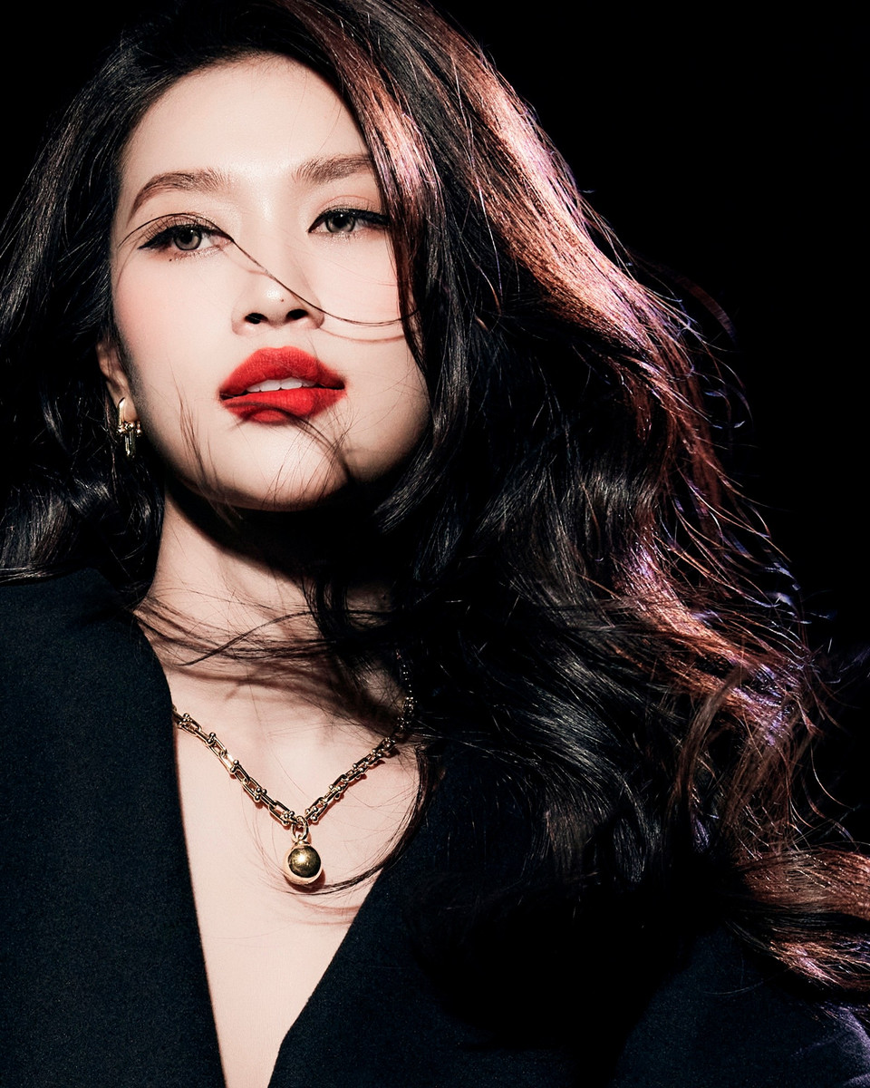 Ba năm sau đăng quang, năm 2025 đánh dấu cột mốc quan trọng, thời điểm cô chứng minh sự nghiêm túc, tâm huyết với vai trò diễn viên. Người đẹp chính thức có vai chính điện ảnh đầu tay trong bộ phim “Nụ hôn bạc tỷ.” Tác phẩm chiếu vào mùa Tết Ất Tỵ đạt doanh thu hơn 200 tỷ đồng. (Ảnh: NVCC)