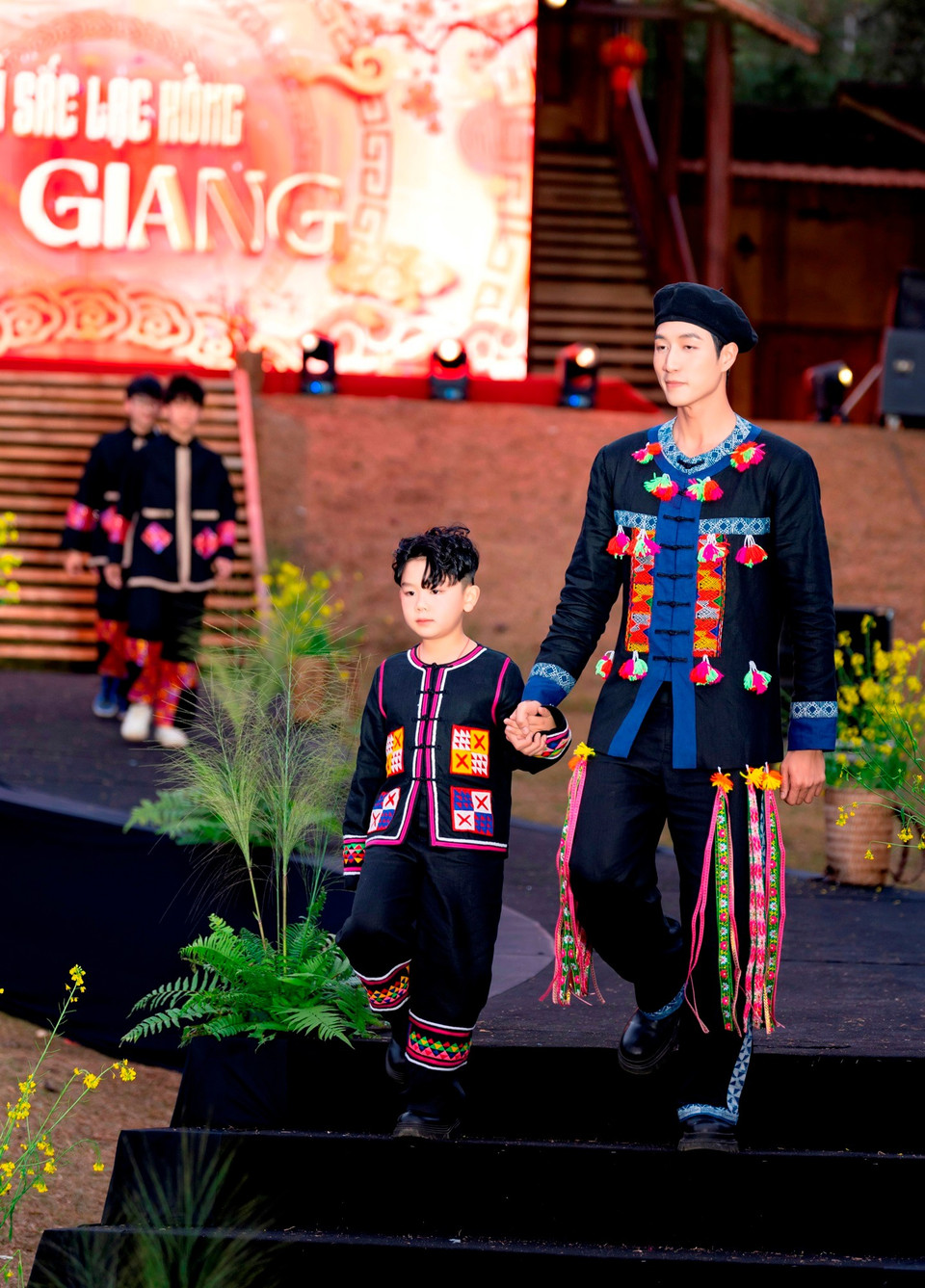 Đây không chỉ là chương trình thời trang mà còn truyền tải thông điệp ý nghĩa, khơi dậy niềm tự hào dân tộc và góp phần bảo tồn giá trị văn hóa truyền thống. (Ảnh: CTV/Vietnam+)