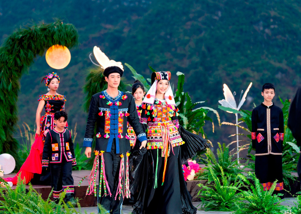 Đặc biệt, trong chương trình, mỗi dân tộc sẽ thể hiện một phần nghi lễ cưới đặc trưng trong không gian núi rừng hùng vĩ, hòa quyện với thiên nhiên của núi rừng Hà Giang. Bên cạnh đó, sự xuất hiện của các mẫu nhí trong sự kiện không chỉ làm nổi bật tính kế thừa mà còn thể hiện sự gắn kết giữa truyền thống và hiện đại. (Ảnh: CTV/Vietnam+)