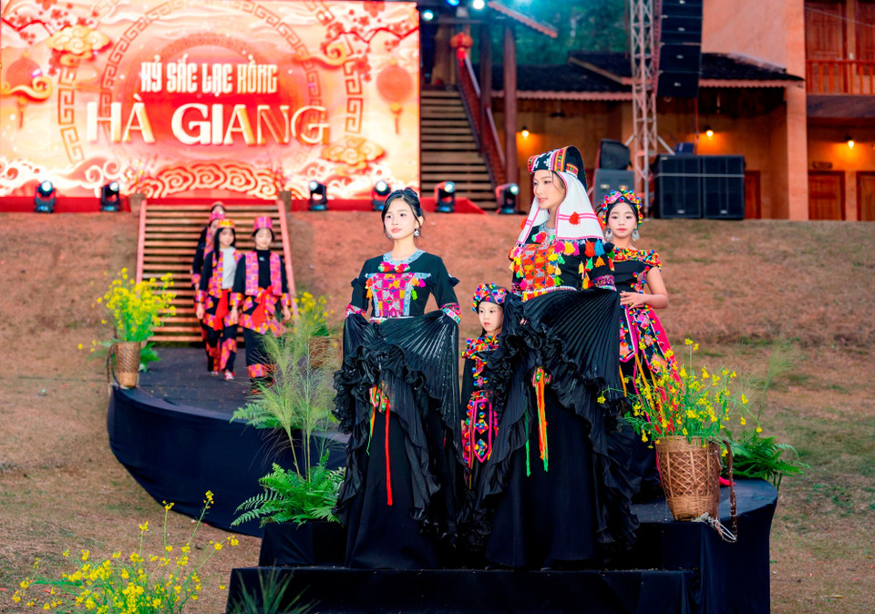 Hình ảnh tái hiện nghi thức cưới của người Lô Lô Chải. (Ảnh: CTV/Vietnam+)