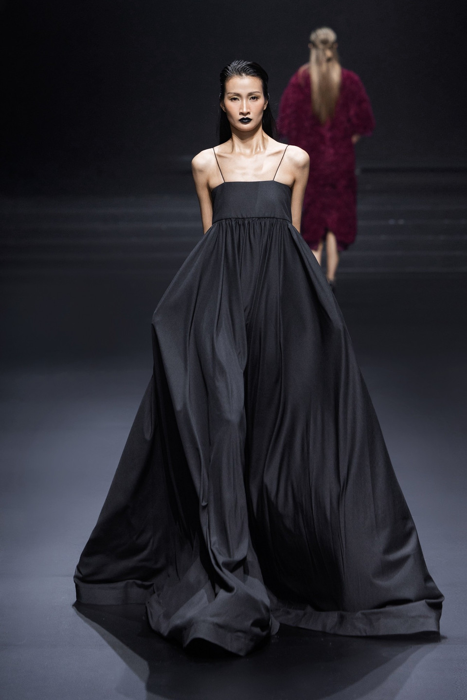 Thiết kế trong bộ sưu tập “Silence” của nhà thiết kế Italy Alberto Zambelli.(Ảnh: CTV/Vietnam+)