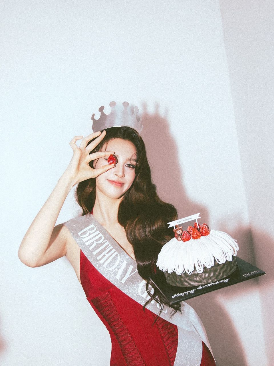 Sang Tết 2025, Tiểu Vy được đạo diễn Trấn Thành tin tưởng giao vai nữ chính trong bộ phim hài “Bộ tứ báo thủ.” Trong phim, cô vào vai Quỳnh Anh - một người vợ nghi ngờ chồng ngoại tình, phải nhờ đến sự giúp đỡ của “bộ tứ báo thủ” để tìm lời giải đáp. Vai diễn mang đến cho Tiểu Vy nhiều đất diễn hơn, giúp cô thể hiện khả năng diễn xuất nội tâm và tạo sự tiến bộ rõ rệt so với lần chạm ngõ trước đó. (Ảnh: CTV/Vietnam+)