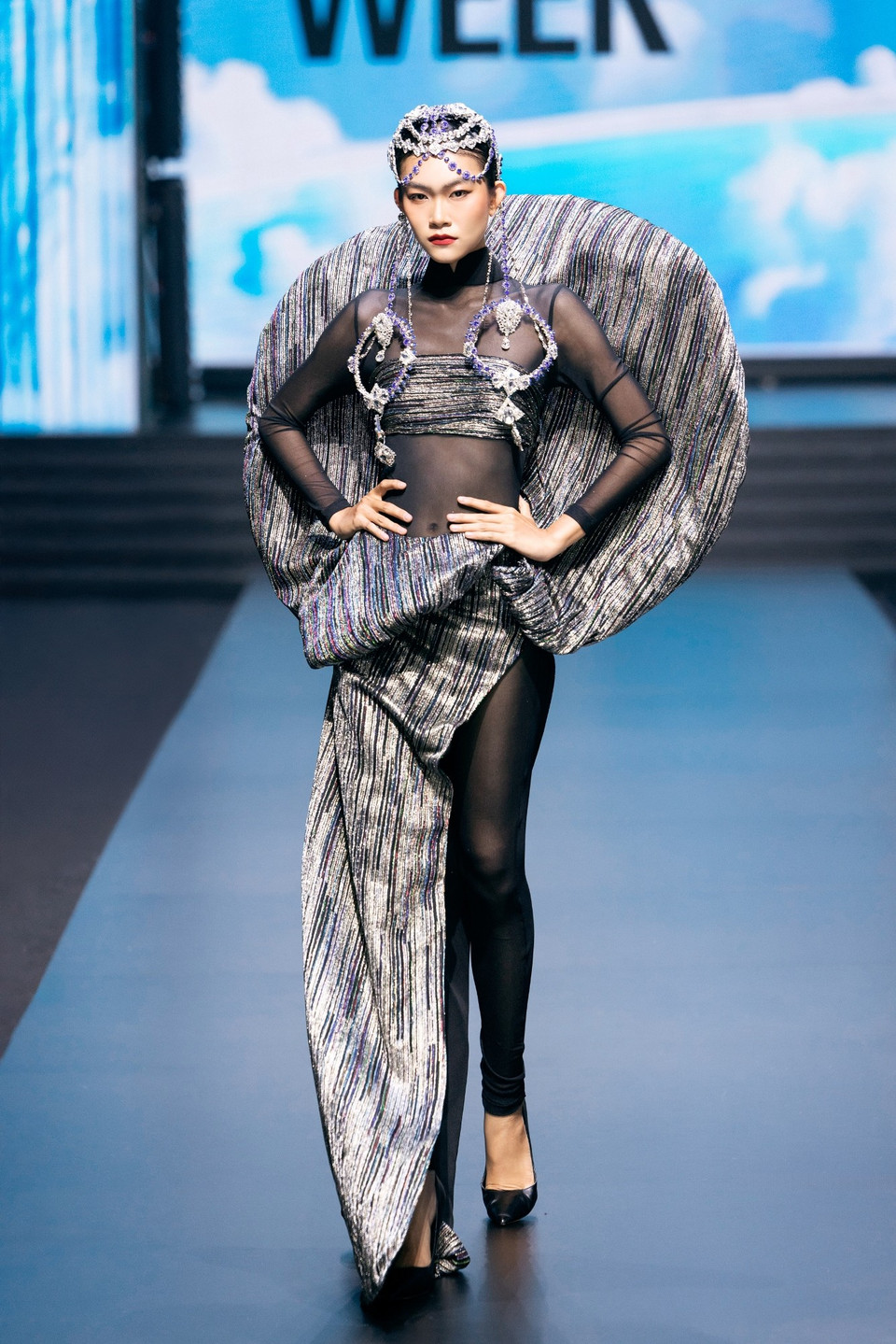 Một thiết kế trong bộ sưu tập “Rose of the Dawn.” (Ảnh: CTV/Vietnam+)