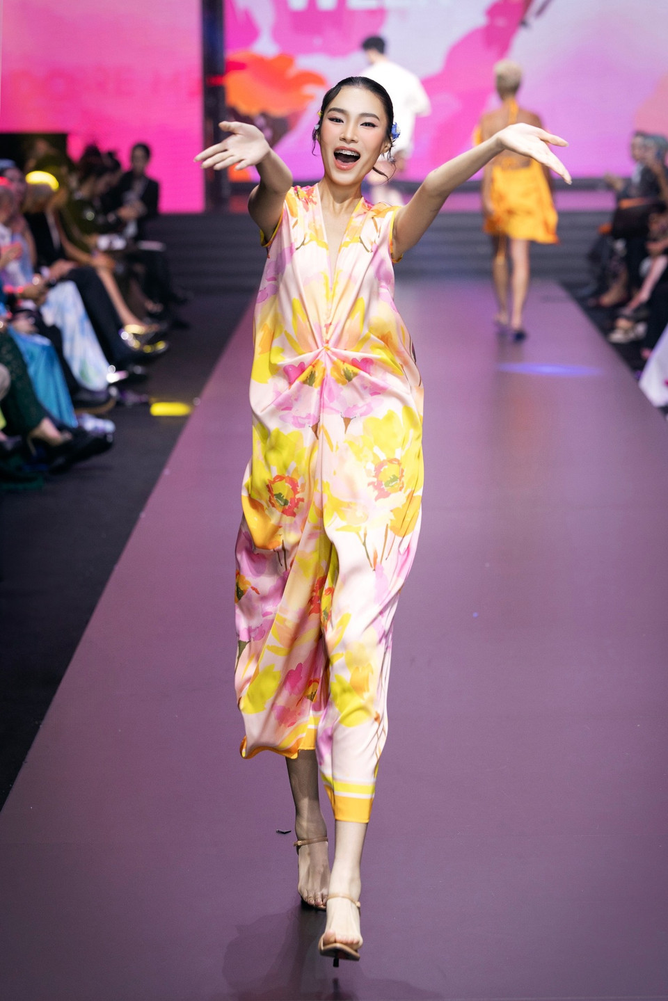 Cùng đắm chìm vào màn trình diễn, khán giả như hòa theo từng nhịp nhạc sôi động của những bước catwalk phóng khoáng và tươi trẻ của dàn người mẫu. (Ảnh: CTV/Vietnam+)