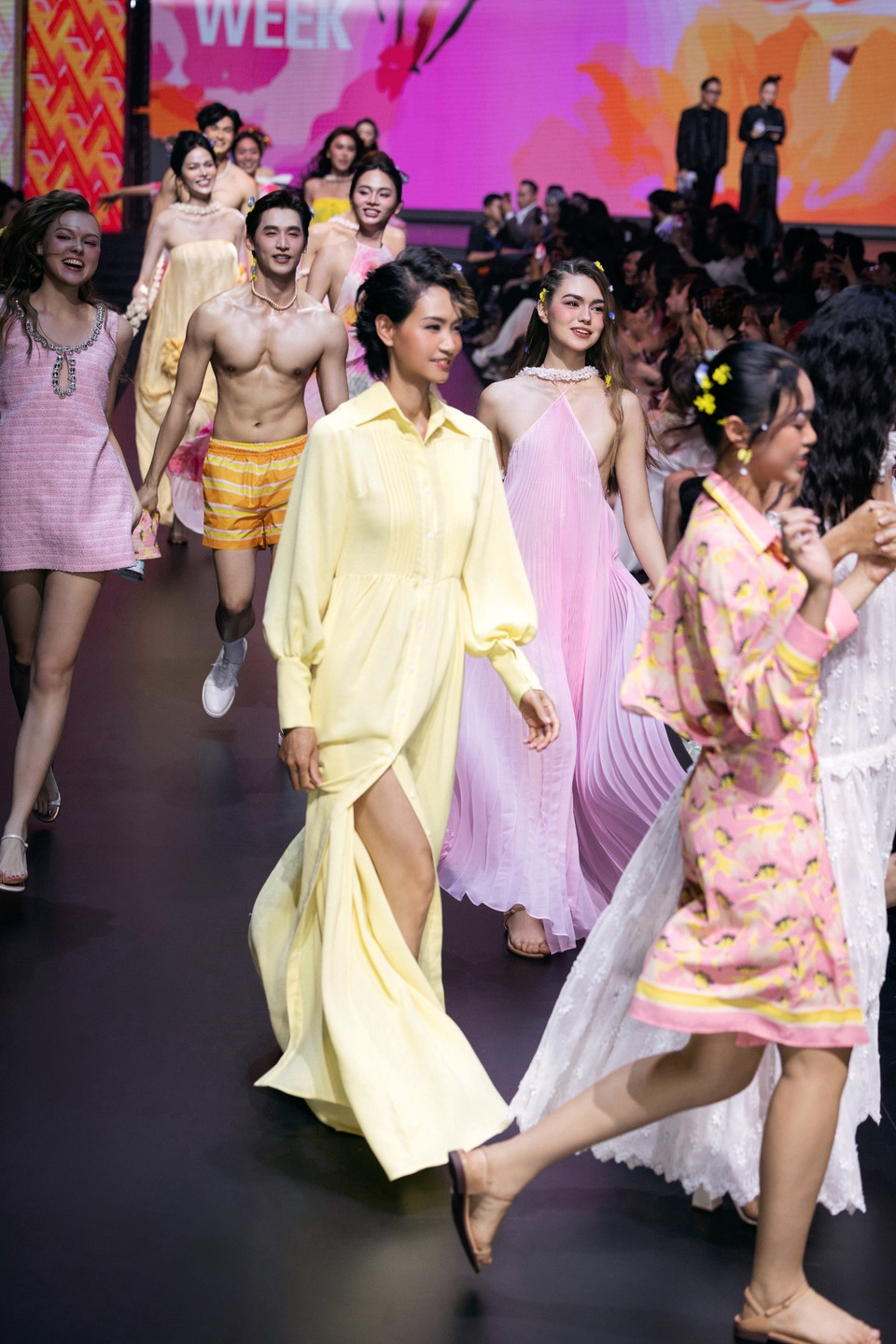 Toàn cảnh bộ sưu tập rực rỡ sắc Hè của nhà thiết kế Adrian Anh Tuấn. (Ảnh: CTV/Vietnam+)