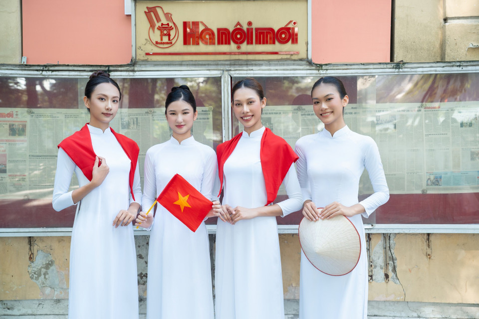 Qua hoạt động gắn kết này, các mẫu trẻ đã nâng cao ý thức được vai trò xã hội của mình, học cách dùng sự hiện diện và sức ảnh hưởng cá nhân để lan tỏa những thông điệp nhân văn, khích lệ cộng đồng và nuôi dưỡng tinh thần gắn bó với văn hóa dân tộc.(Ảnh: CTV/Vietnam+)