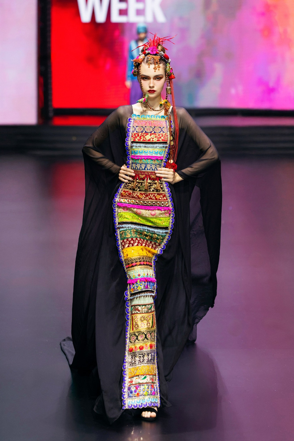 Một thiết kế trong bộ sưu tập “Holi” của nhà thiết kế Frederick Lee. (Ảnh: CTV/Vietnam+)