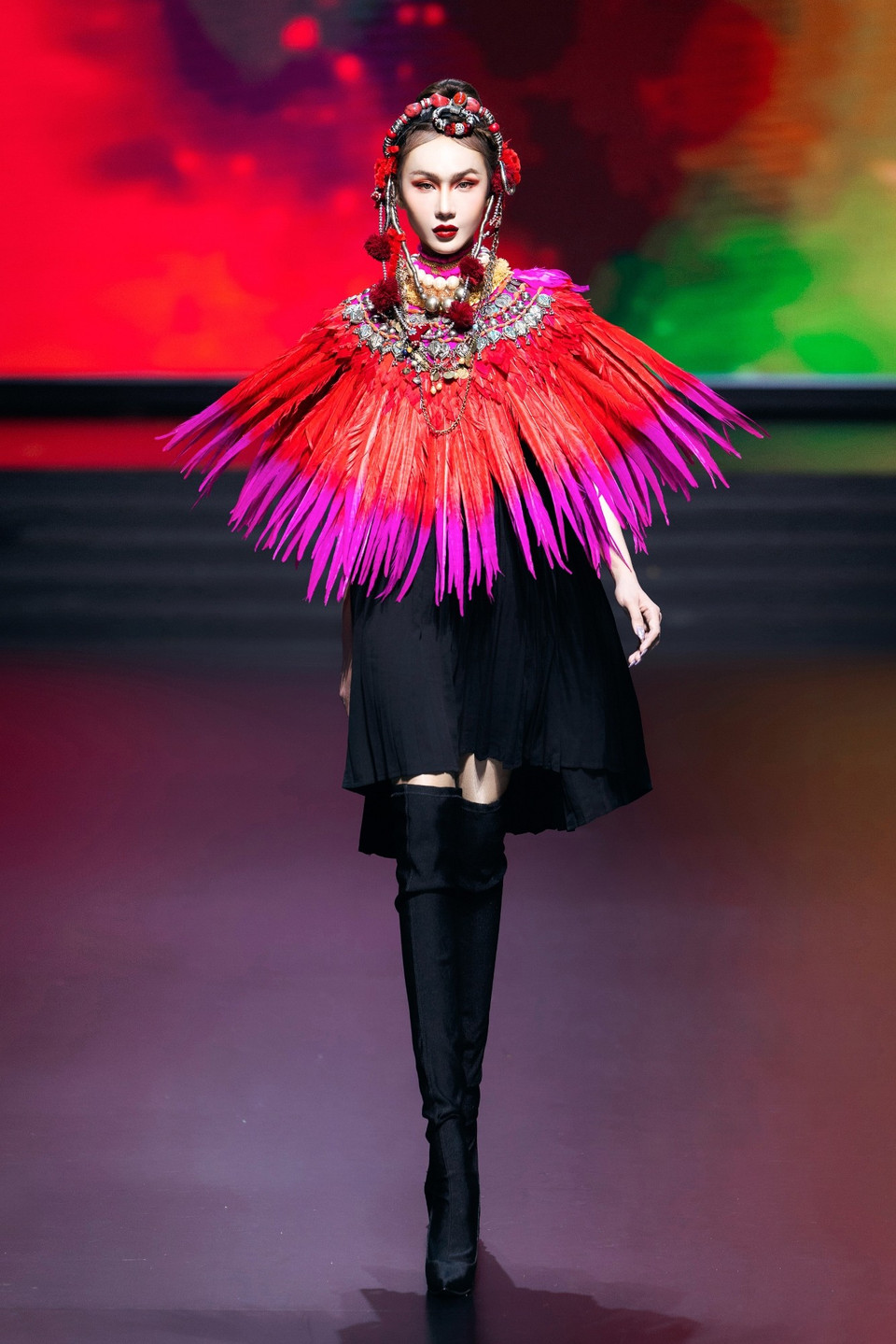 Frederick Lee đã khéo léo chuyển hóa nguồn cảm hứng văn hóa thành một ngôn ngữ thời trang đầy biểu cảm, kết hợp tinh tế giữa yếu tố truyền thống và tinh thần đương đại. (Ảnh: CTV/Vietnam+)