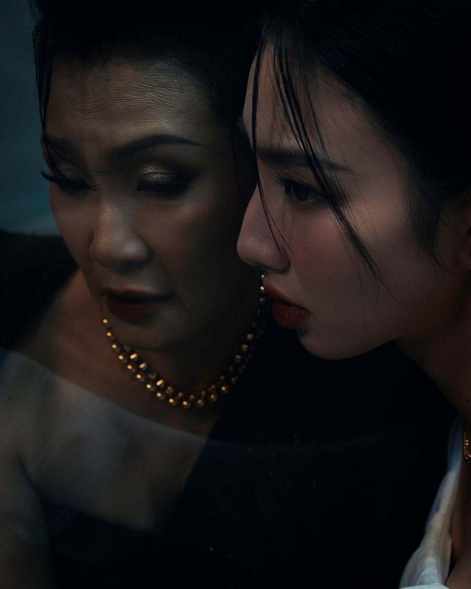 Đặc biệt, cả Thùy Tiên và Hồng Đào đều là những người “bạn” đồng hành trong hai bộ phim là: “Linh Miêu: Quỷ nhập tràng” đã ra mắt vào tháng 11, tiếp đến là “Chốt đơn” (dự kiến ra mắt vào tháng 3/2025), được đạo diễn Namcito và Bảo Nhân dàn dựng. Sự kết hợp giữa hai thế hệ nghệ sỹ hứa hẹn sẽ mang đến những trải nghiệm điện ảnh độc đáo, cùng những câu chuyện sâu sắc về cuộc sống và nhân sinh. (Ảnh: CTV/Vietnam+)