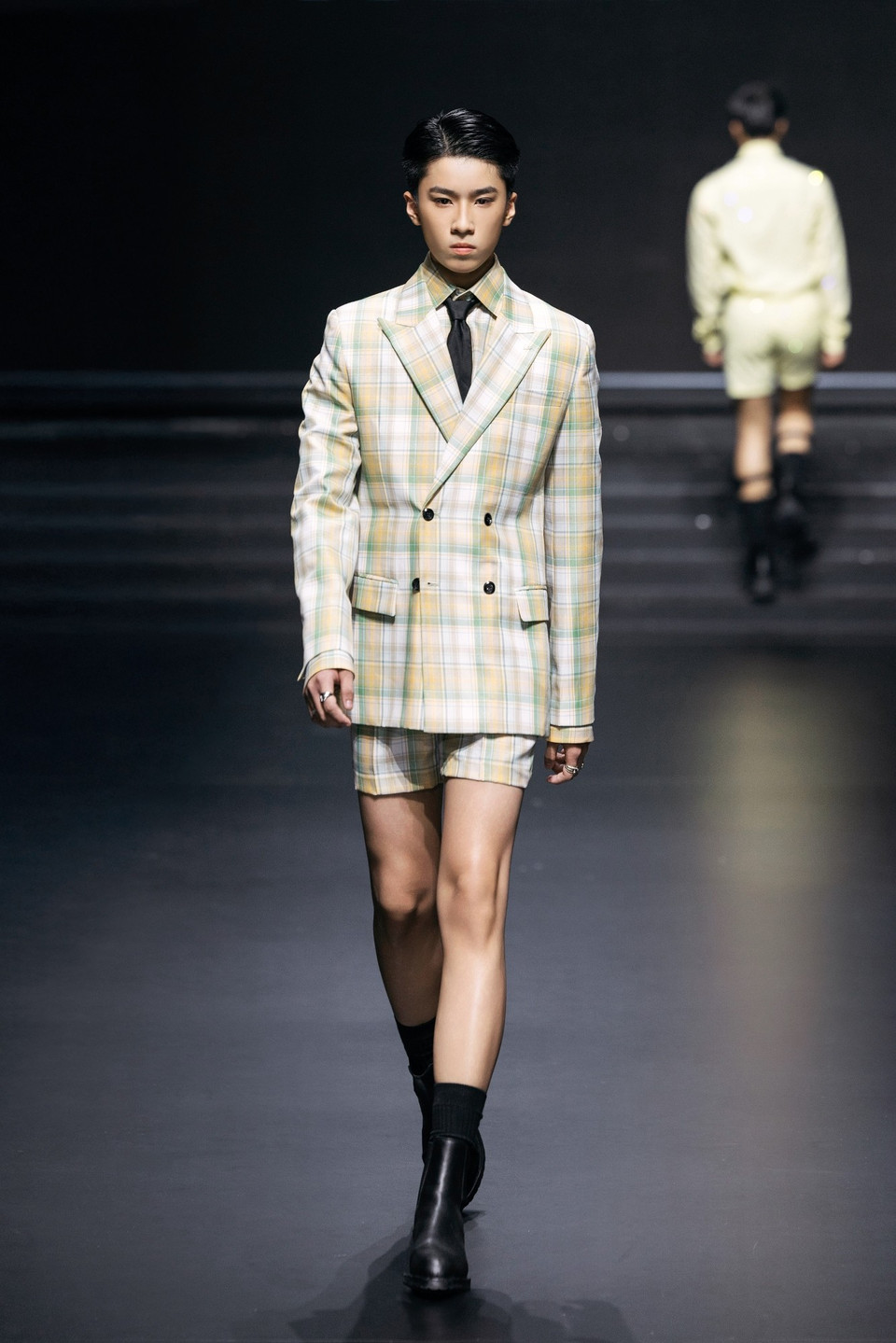 Những bộ suit dành cho nam vốn là thế mạnh của nhà thiết kế Vương Khang được tái cấu trúc để toát lên hình ảnh những chàng trai “Naughty Boy” năng động, lịch lãm nhưng vẫn phảng phất nét gợi cảm quyến rũ. (Ảnh: CTV/Vietnam+)