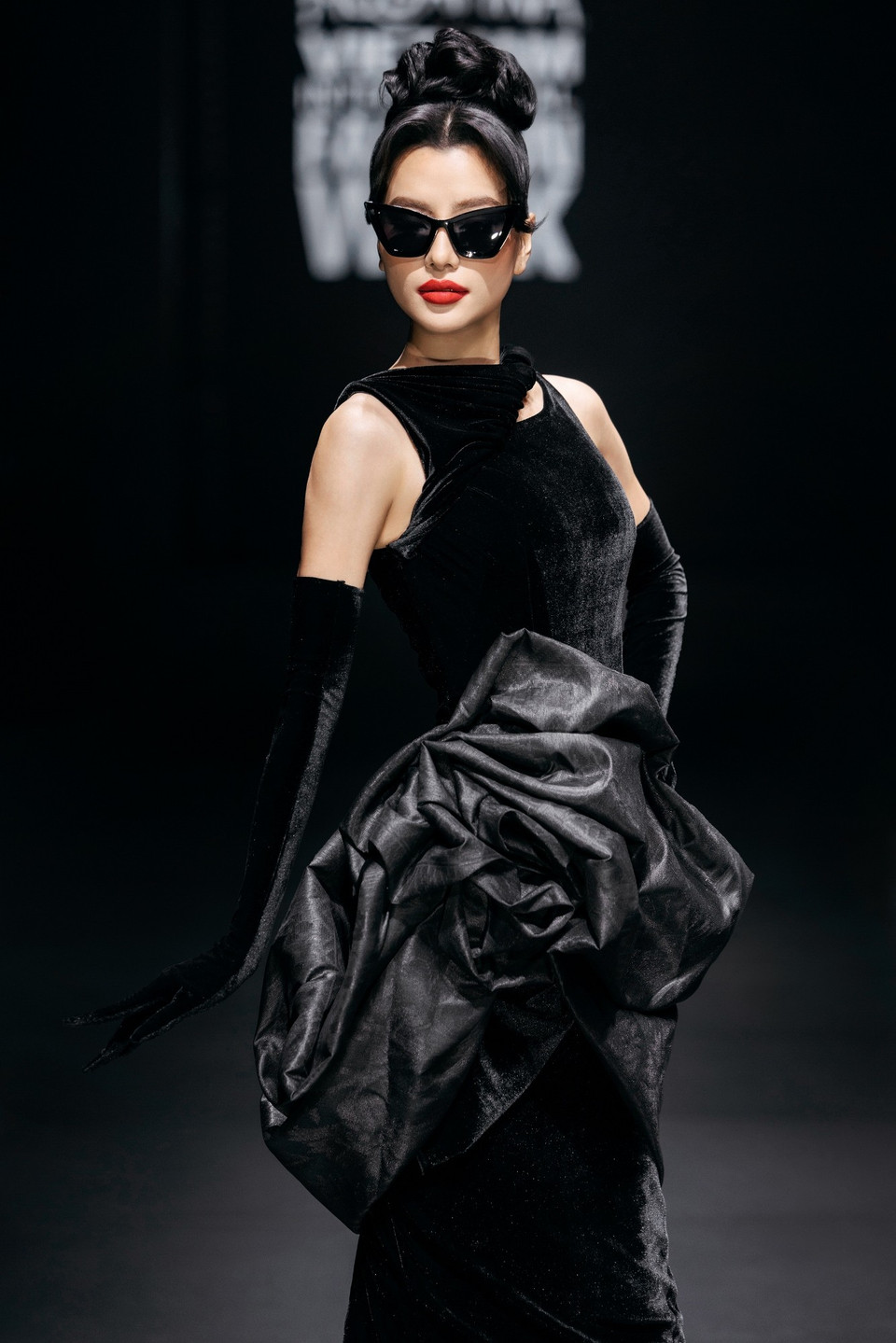 Lấy cảm hứng từ hai biểu tượng thời trang P.Ramlee và Saloma (hai biểu tượng đã định hình phong cách thời trang “Retro” của Malaysia) của thập niên 1950, “Puteh” là sự giao thoa giữa vest nam đậm chất Ramlee và phom dáng ôm eo nữ tính của Saloma. (Ảnh: CTV/Vietnam+)