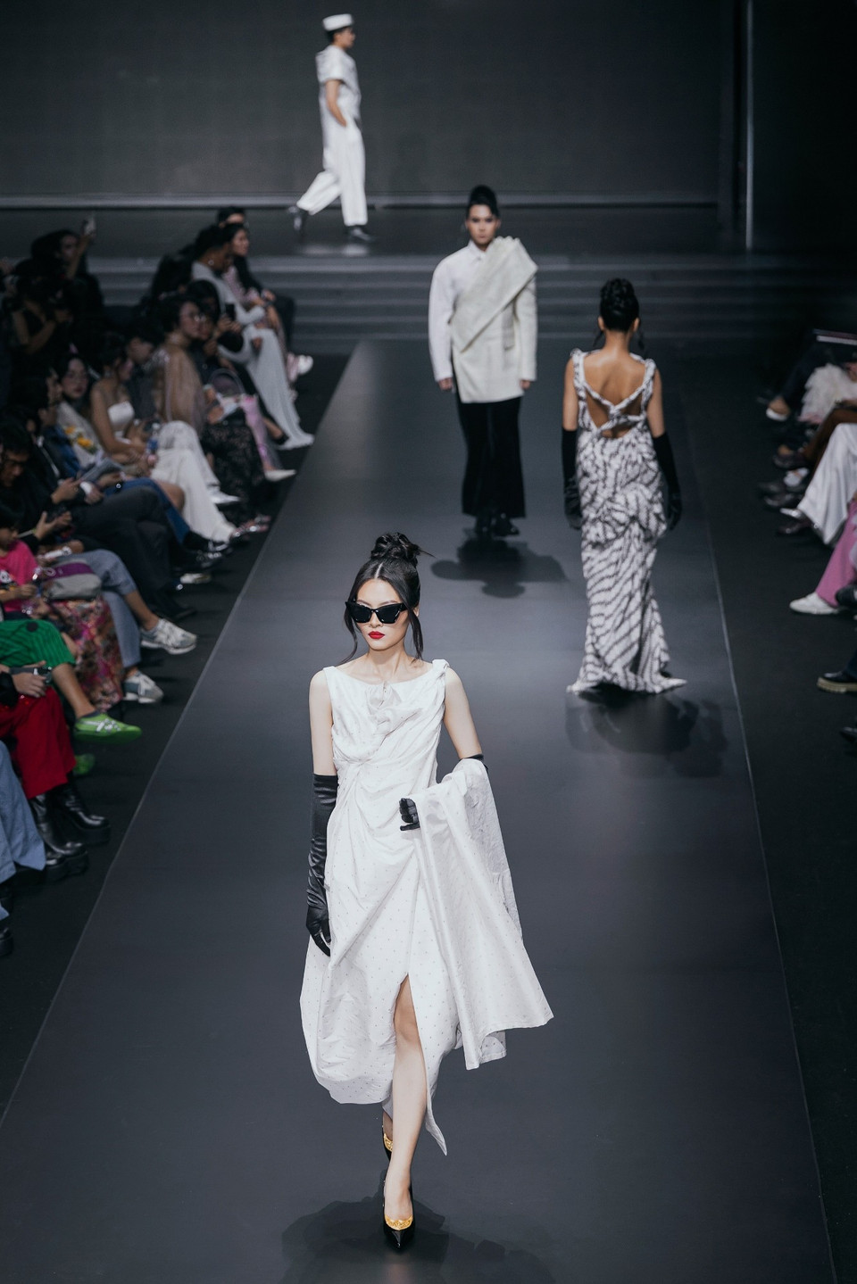 Thiết kế trong bộ sưu tập “Puteh” của nhà tạo mẫu Kel Wen. (Ảnh: CTV/Vietnam+)