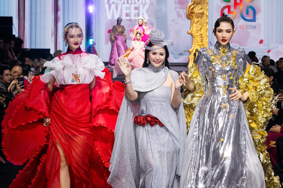 Nhà thiết kế Thanh Hương Bùi đã khiến khán giả “choáng ngợp” với bộ sưu tập “Rose of the Dawn” – nơi bản sắc truyền thống ẩn mình trong ngôn ngữ thời trang đương đại. (Ảnh: CTV/Vietnam+)