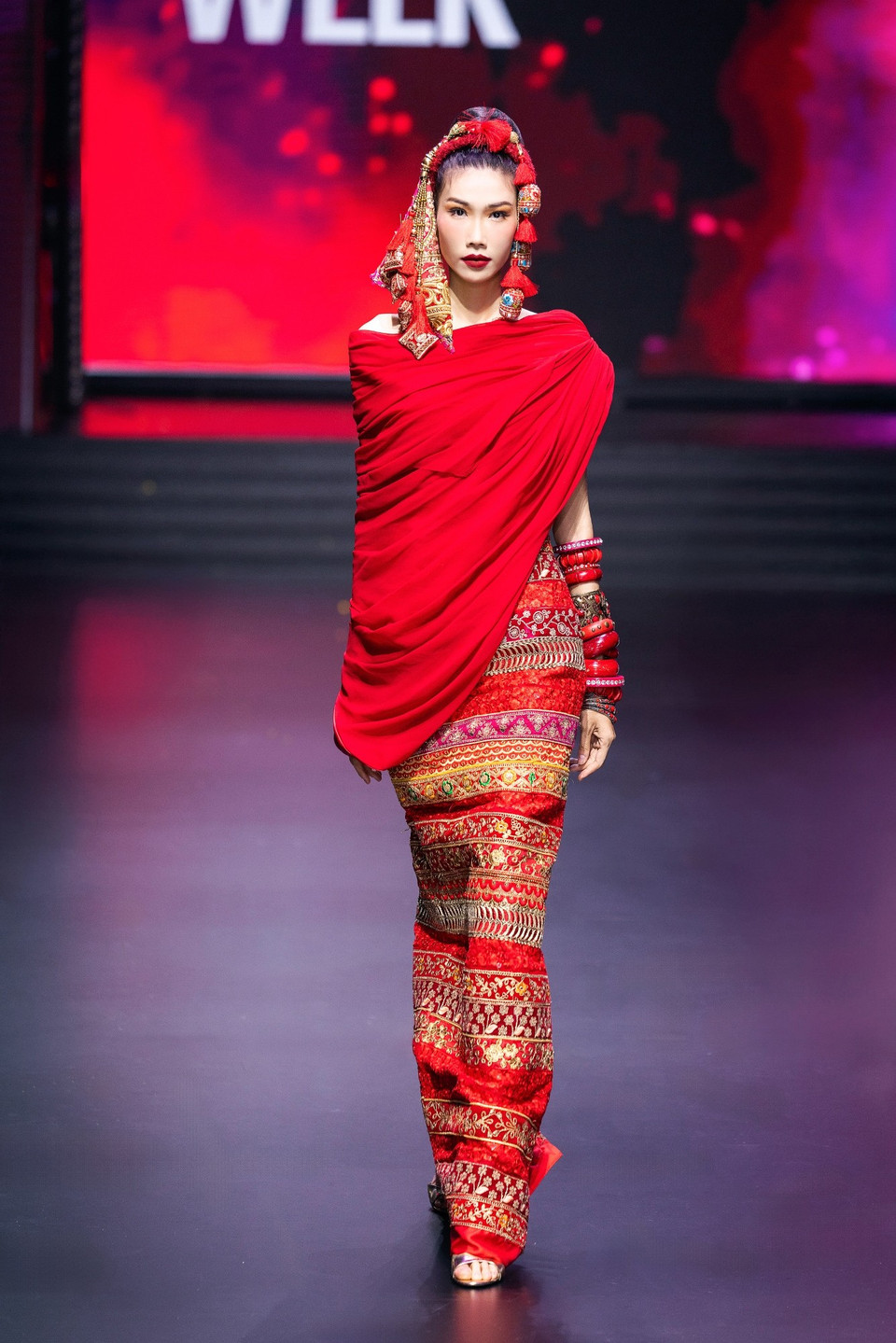 Một thiết kế trong bộ sưu tập “Holi” của nhà thiết kế Frederick Lee. (Ảnh: CTV/Vietnam+)