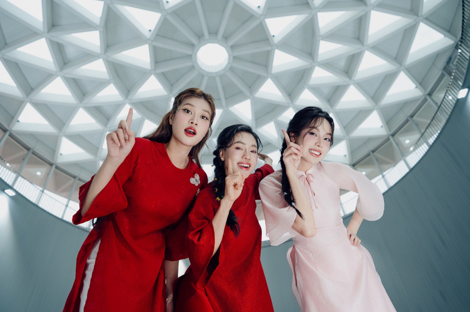 Năm 2024 là một năm vô cùng đáng nhớ đối với Hoa hậu Thanh Thủy (áo dài hồng) khi chinh phục được vương miện Miss International. (Ảnh: CTV/Vietnam+)