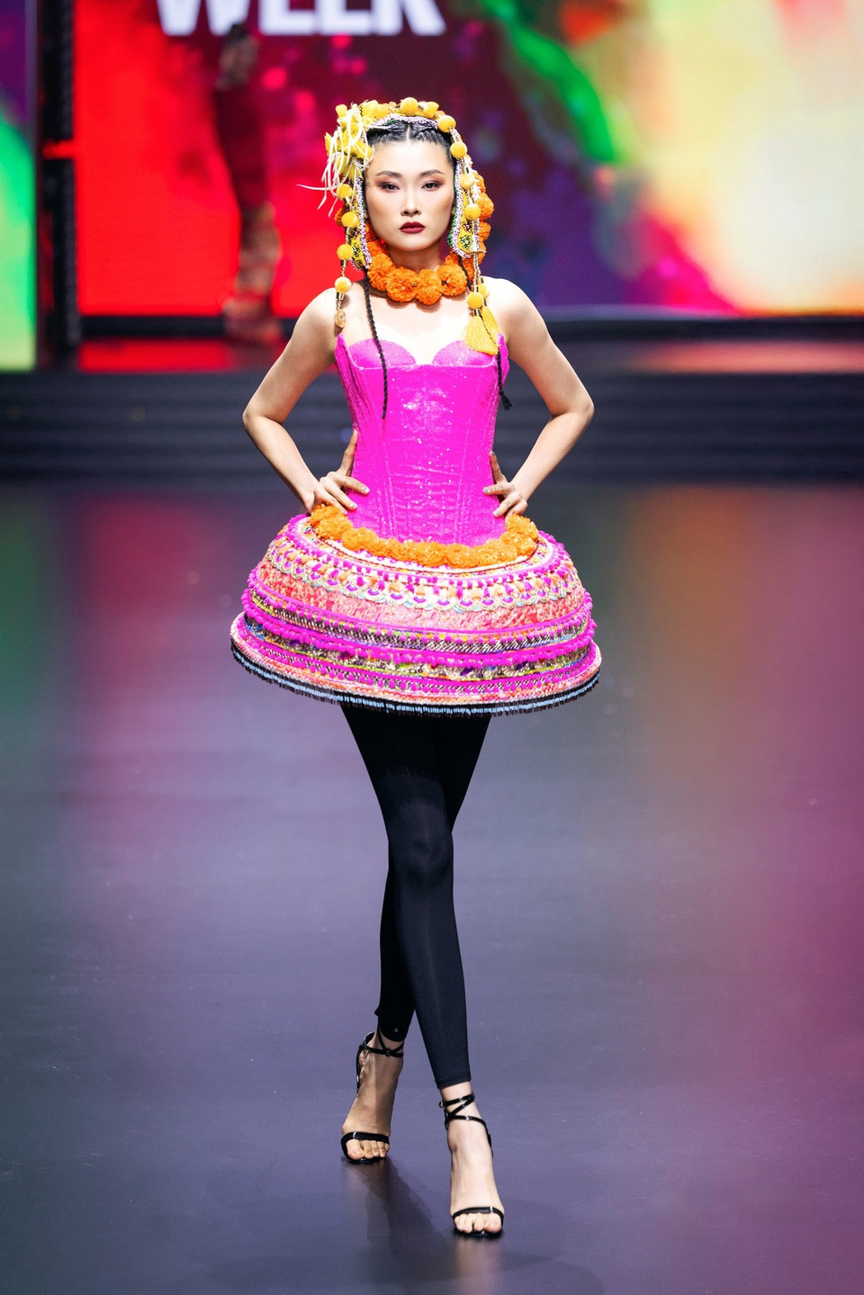 Một thiết kế trong bộ sưu tập “Holi” của nhà thiết kế Frederick Lee. (Ảnh: CTV/Vietnam+)