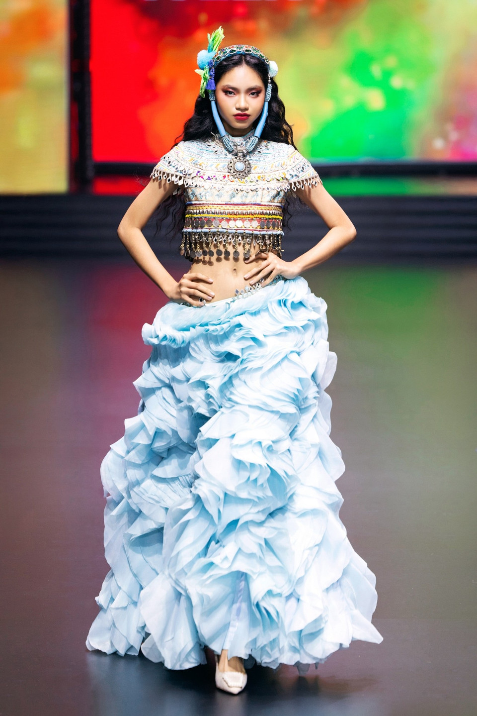 Một thiết kế trong bộ sưu tập “Holi” của nhà thiết kế Frederick Lee. (Ảnh: CTV/Vietnam+)