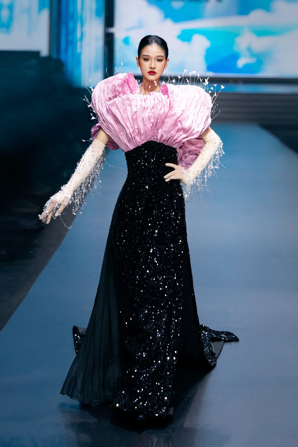 Một thiết kế trong bộ sưu tập “Rose of the Dawn.” (Ảnh: CTV/Vietnam+)