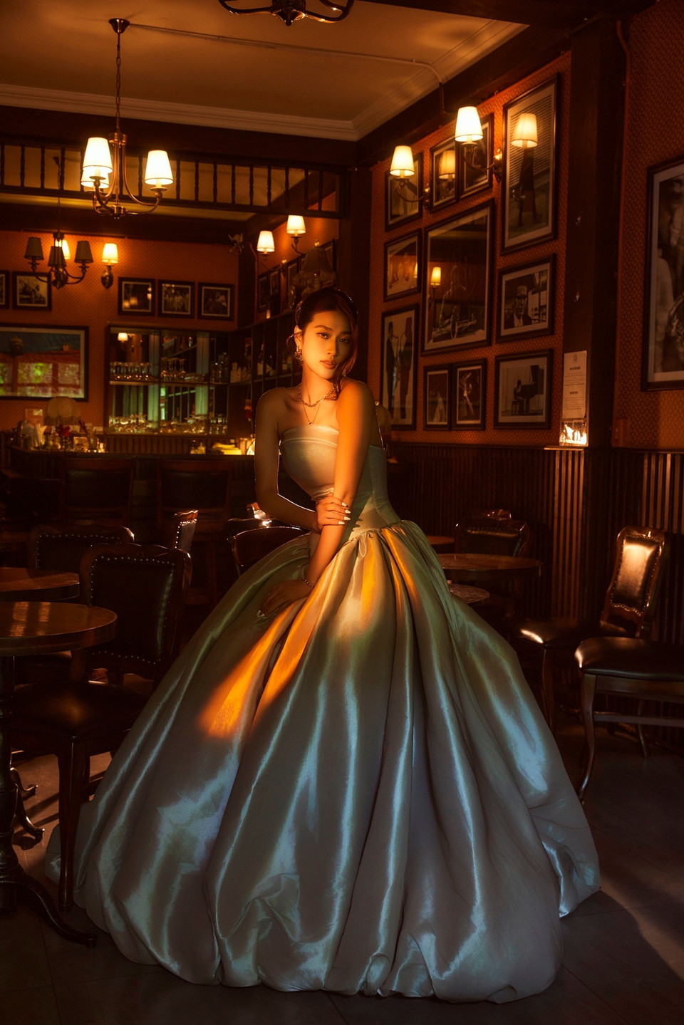 Sau dấu mốc đó, Đoàn Thiên Ân tiếp tục được đạo diễn Lê Thiện Viễn và nhà sản xuất Lý Minh Thắng tin tưởng giao cho vai nữ chính trong dự án điện ảnh “Thơ tình gửi ma sơ,” đóng cùng dàn diễn viên gạo cội như nghệ sỹ nhân dân Lê Khanh, Hứa Vĩ Văn, Thanh Sơn, Lâm Vỹ Dạ. Tác phẩm thuộc thể loại tâm linh – tình cảm, mang màu sắc kịch tính và chiều sâu nội tâm, là thử thách mới để cô thể hiện năng lực biến hóa trên màn ảnh rộng. (Ảnh: NVCC)