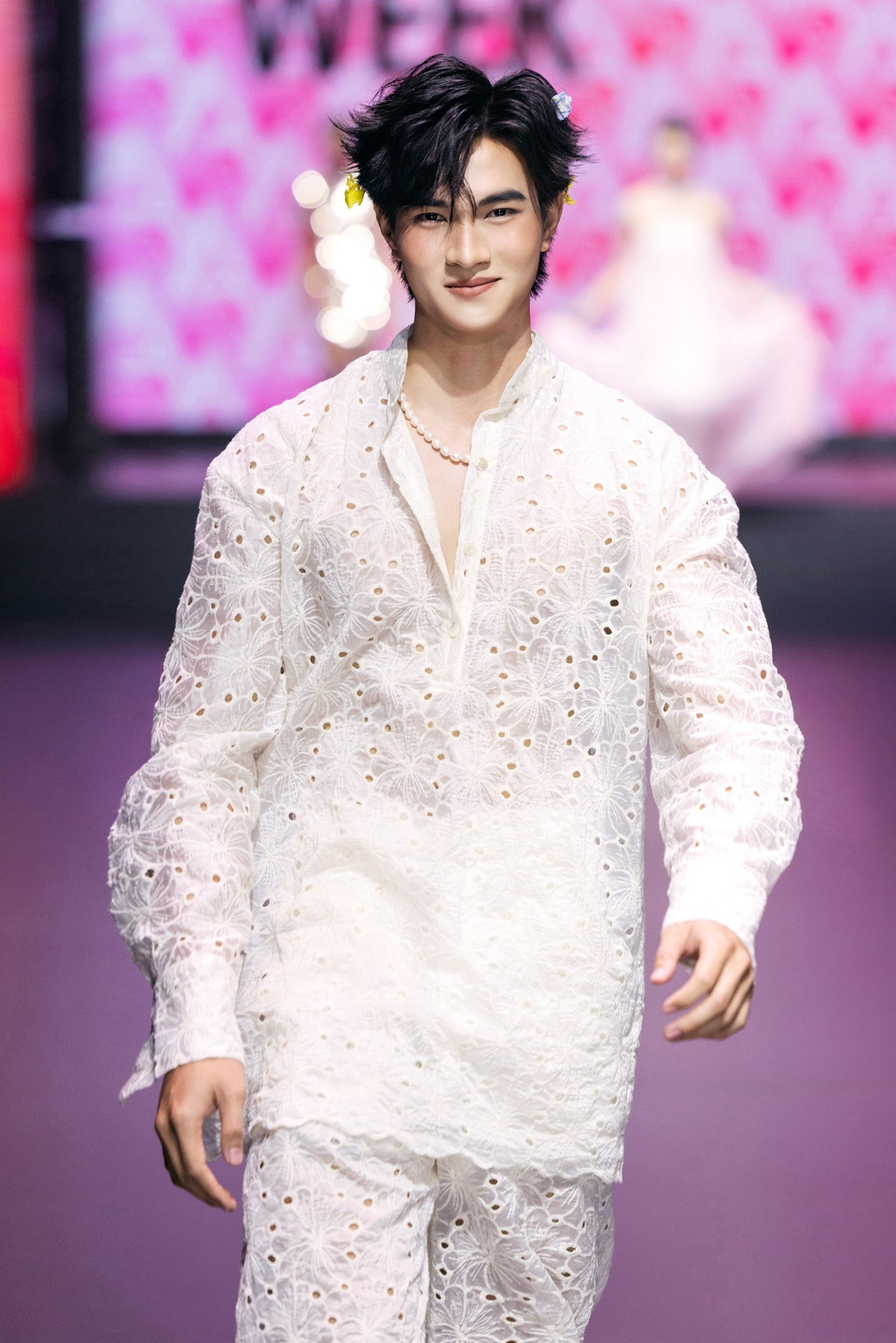 Họa tiết đục lỗ 3D giờ đây không còn là "đặc quyền" của phái nữ. (Ảnh: CTV/Vietnam+)