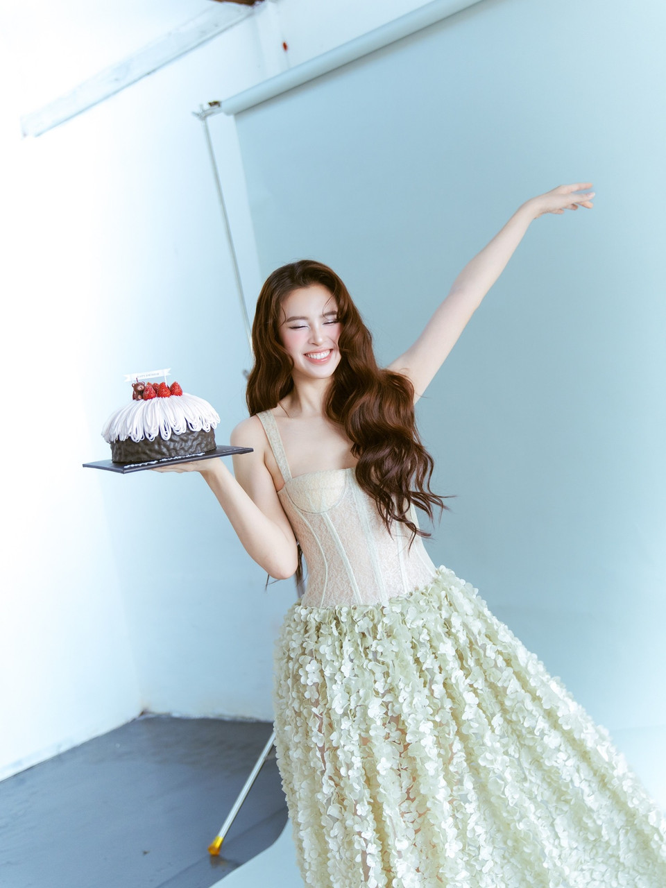 Đầu năm 2024, cô góp mặt trong bom tấn Tết “Mai” của đạo diễn Trấn Thành, bộ phim đạt doanh thu kỷ lục hơn 500 tỷ đồng. Dù chỉ xuất hiện trong một vai nhỏ, Tiểu Vy vẫn tạo được chú ý nhờ nhan sắc rạng rỡ và phong thái cuốn hút, mở màn cho hành trình lấn sân nghệ thuật thứ bảy của mình. (Ảnh: CTV/Vietnam+)