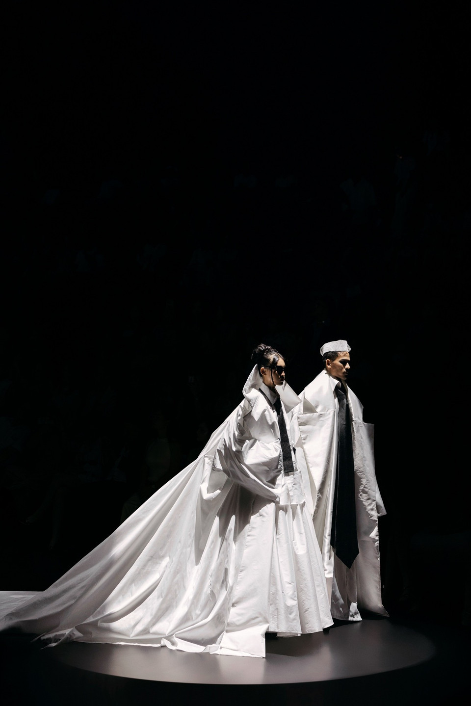 Vedette Huỳnh Tú Anh đã khép lại show diễn trong một thiết kế mang tính biểu tượng cao: phần tùng váy rộng bung xòe đầy kiêu hãnh kết hợp cùng áo khoác oversize quyền lực. Tú Anh đã góp phần thể hiện trọn vẹn tinh thần đối thoại giữa nữ tính và quyền lực, cổ điển và hiện đại – tinh thần xuyên suốt mà nhà mốt Malaysia muốn truyền tải qua bộ sưu tập lần này. (Ảnh: CTV/Vietnam+)