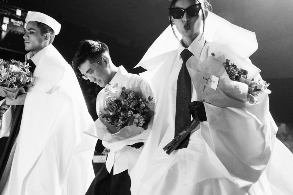 Nhà tạo mẫu Kel Wen (giữa) đã mang đến làn gió đậm chất Đông Nam Á hiện đại, “thổi hồn” qua bộ sưu tập “Puteh.” (Ảnh: CTV/Vietnam+)