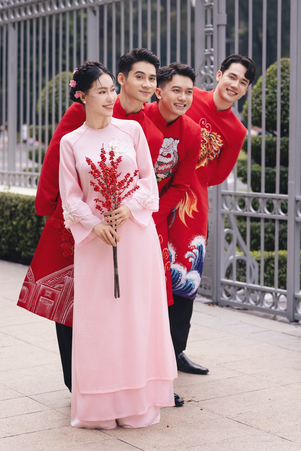 Nam vương Tuấn Ngọc, Á vương Minh Toại và Đinh Ta Bi có những khoảnh khắc nhí nhố. (Ảnh: CTV/Vietnam+)