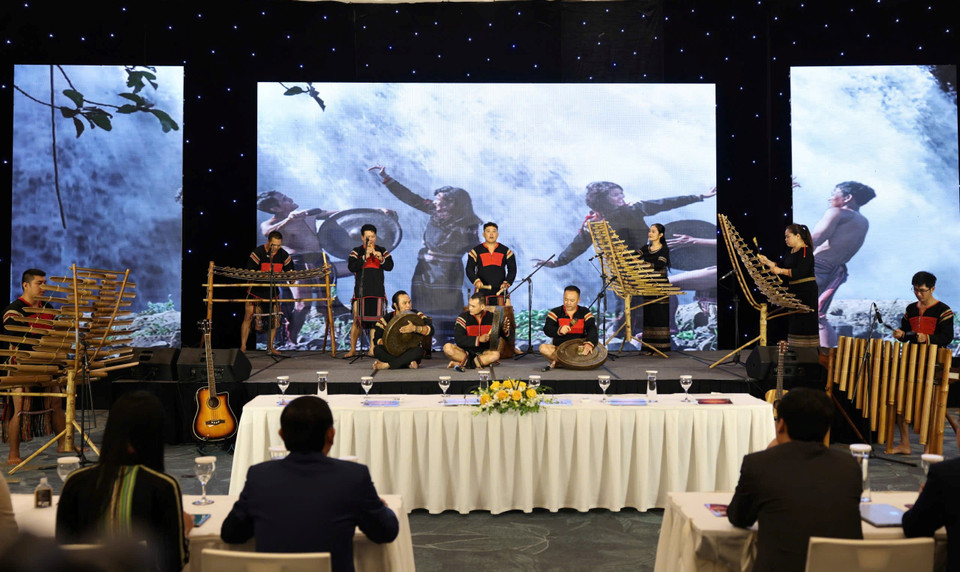 Một điểm nhấn của lễ hội là chương trình khai mạc tối ngày 10/3, tại Quảng trường 10 tháng 3. Đại diện ban tổ chức tiết lộ trong chương trình nghệ thuật này, các nghệ sỹ địa phương sẽ kể câu chuyện về hành trình hạt càphê Robusta của Đắk Lắk đã trở thành “vàng đen” của thế giới như thế nào. (Ảnh: Thanh Tùng/Vietnam+)