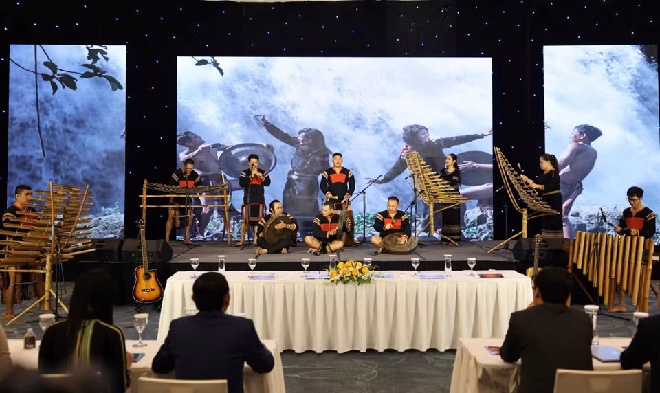 Một điểm nhấn của lễ hội là chương trình khai mạc tối ngày 10/3, tại Quảng trường 10 tháng 3. Đại diện ban tổ chức tiết lộ trong chương trình nghệ thuật này, các nghệ sỹ địa phương sẽ kể câu chuyện về hành trình hạt càphê Robusta của Đắk Lắk đã trở thành “vàng đen” của thế giới như thế nào. (Ảnh: Thanh Tùng/Vietnam+)