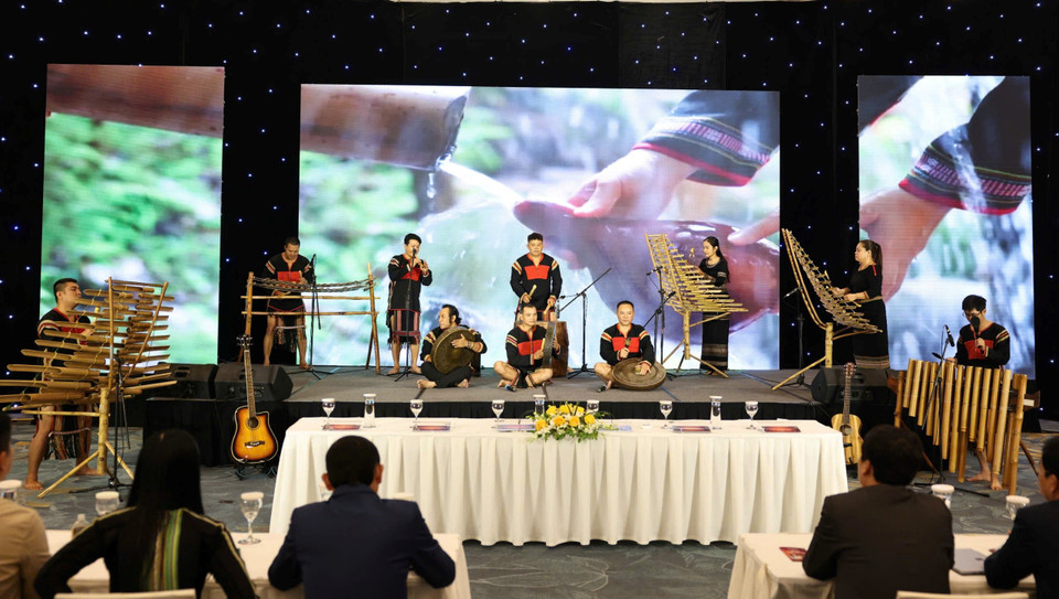 Sự kiện cũng giới thiệu, quảng bá văn hóa truyền thống đặc trưng của đồng bào các dân tộc, đặc biệt là Không gian văn hóa Cồng chiêng Tây Nguyên - Kiệt tác truyền khẩu và Di sản văn hóa phi vật thể của nhân loại. (Ảnh: Thanh Tùng/Vietnam+)