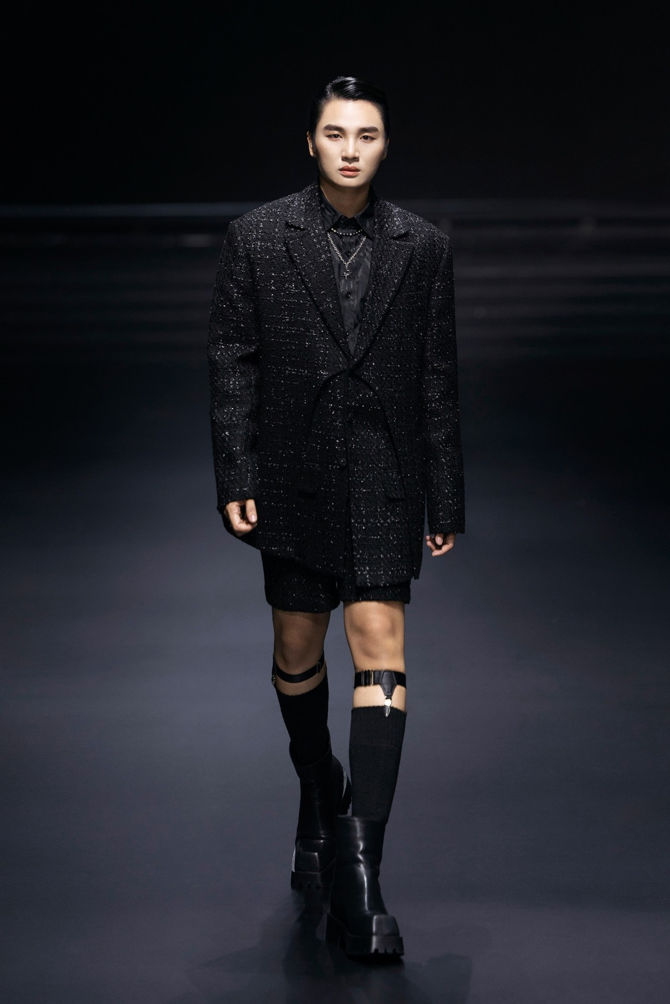 Một thiết kế trong bộ sưu tập “Evening Pool Party” của Vương Khang. (Ảnh: CTV/Vietnam+)