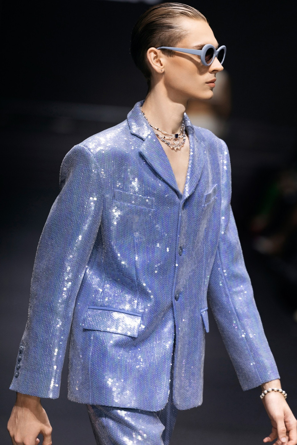 Một thiết kế trong bộ sưu tập “Evening Pool Party” của Vương Khang. (Ảnh: CTV/Vietnam+)