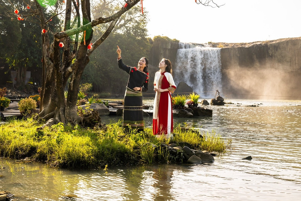 Hai người đẹp cho biết sẽ tích cực truyền thông, quảng bá hình ảnh lễ hội cũng như điểm đến du lịch quê hương Đắk Lắk. (Ảnh: CTV/Vietnam+)