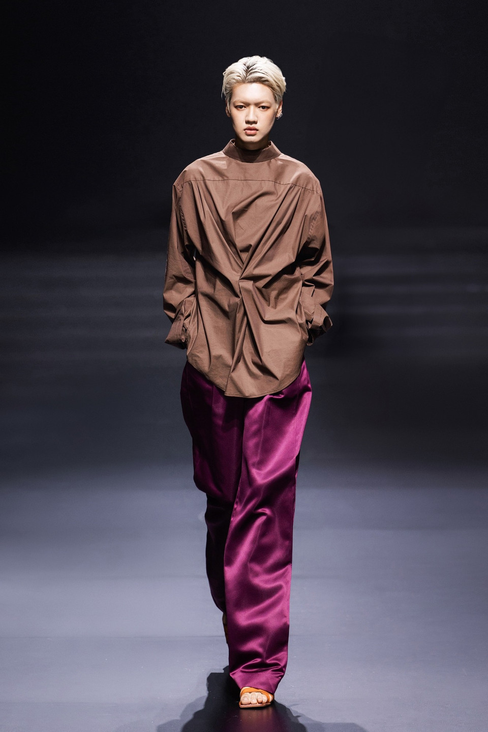 Thiết kế trong bộ sưu tập “Silence” của nhà thiết kế Italy Alberto Zambelli. (Ảnh: CTV/Vietnam+)