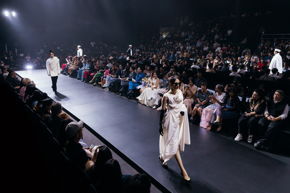 Thiết kế trong bộ sưu tập “Puteh” của nhà tạo mẫu Kel Wen. (Ảnh: CTV/Vietnam+)