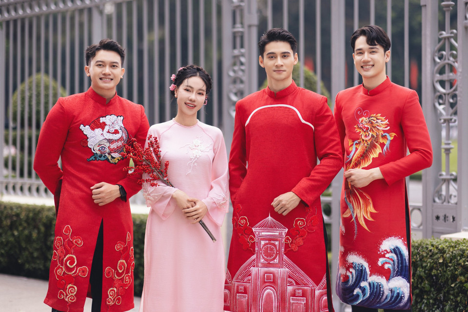 "Bà trùm" Hoa hậu cùng Nam vương Tuấn Ngọc, Á vương Minh Toại và Đinh Ta Bi. (Ảnh: CTV/Vietnam+)