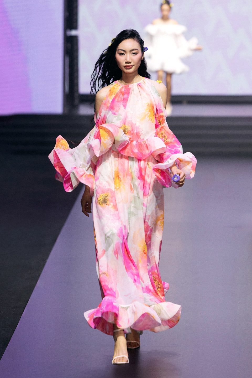 Trên nền nhạc tropical bắt tai, các nàng hậu như Hương Giang, Lệ Hằng, Kim Duyên, Quỳnh Anh… bước ra mang theo không khí mùa Hè rực rỡ. (Ảnh: CTV/Vietnam+)