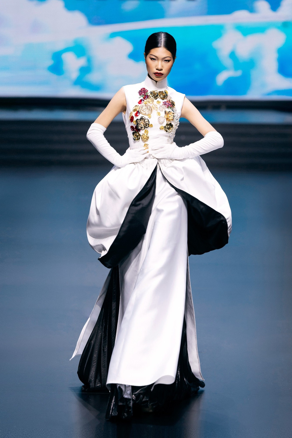 Một thiết kế trong bộ sưu tập “Rose of the Dawn.” (Ảnh: CTV/Vietnam+)