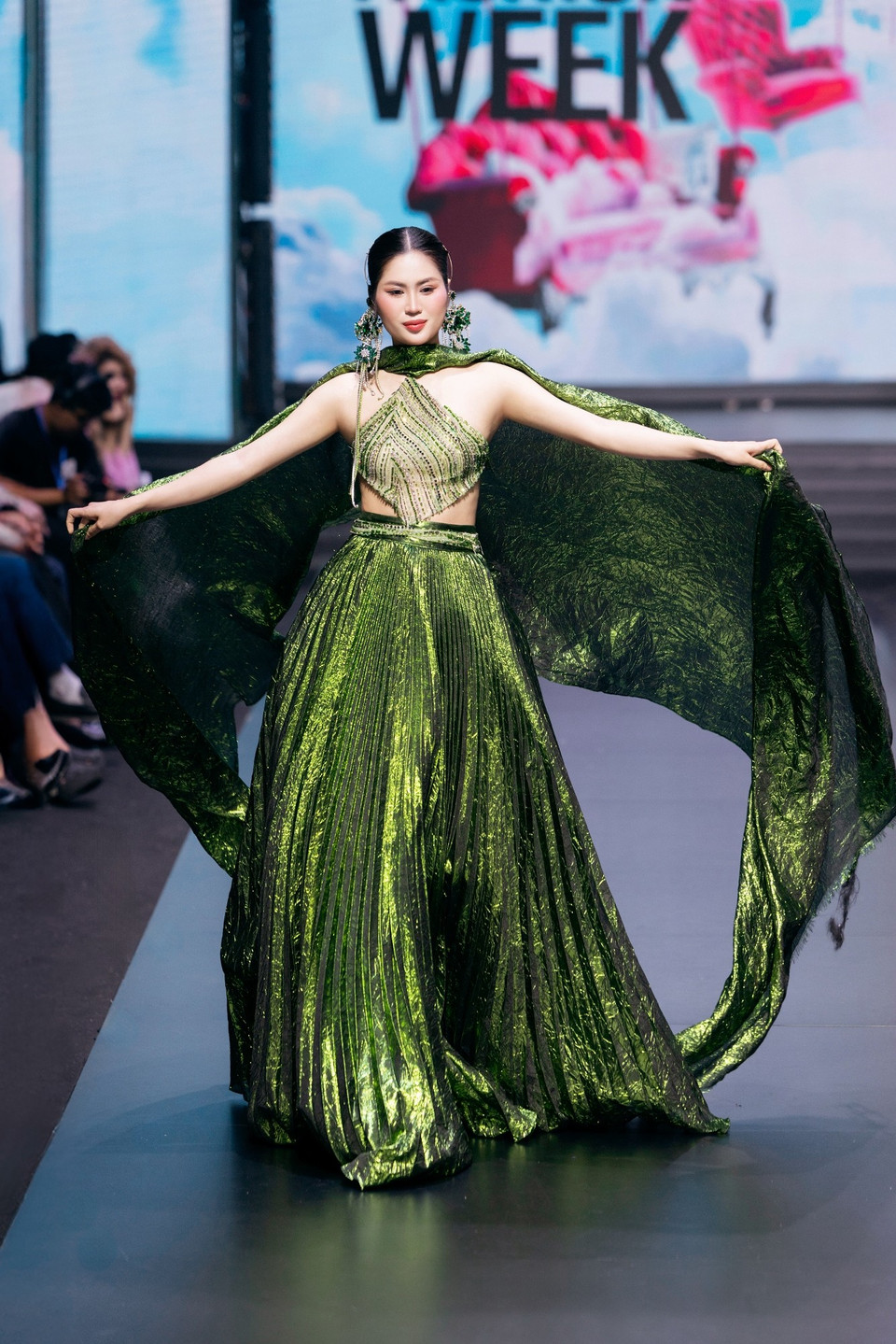 Sàn diễn như hóa thành một khu vườn kỳ diệu, nơi các người mẫu và vũ công uyển chuyển sải bước trong những thiết kế mềm mại từ lụa, chất liệu bồng bềnh nhẹ nhàng kết hợp cùng bảng màu tươi sáng, tái hiện vẻ đẹp rực rỡ và thanh thoát của khu vườn hoa đón nắng mai. (Ảnh: CTV/Vietnam+)