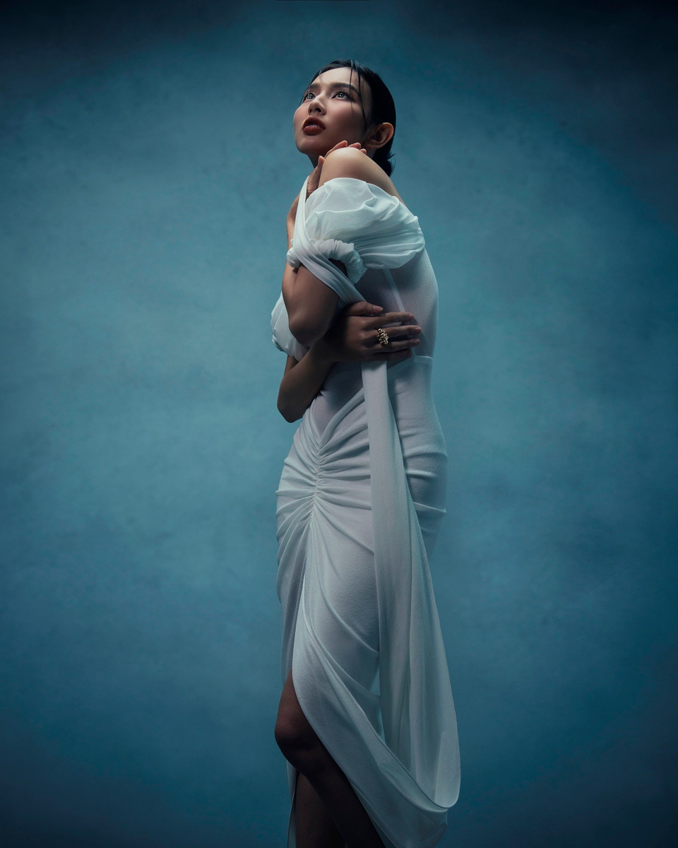 Bộ ảnh này không chỉ là sự thể hiện của vẻ đẹp hình thức, mà còn là lời nhắc nhở về việc gìn giữ vẻ đẹp tâm hồn, không ngừng tự hoàn thiện và yêu thương bản thân mình. (Ảnh: CTV/Vietnam+)