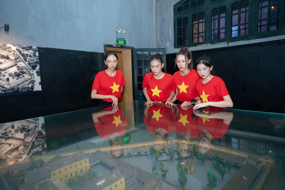 Thế hệ người mẫu trẻ cùng nhau ôn lại lịch sử hào hùng của lịch sử. (Ảnh: CTV/Vietnam+)