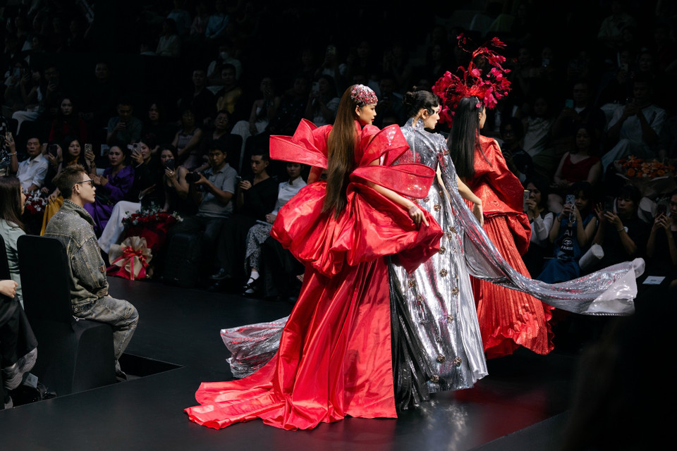 Màn trình diễn kết màn show diễn. (Ảnh: CTV/Vietnam+)